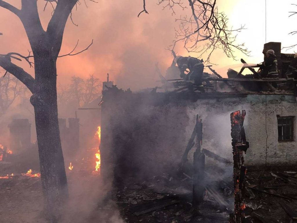 На Николаевщине спасателям нашлась работа: прямо в гараже сгорела «Волга», а также вспыхнула хозпостройка (ФОТО) 1