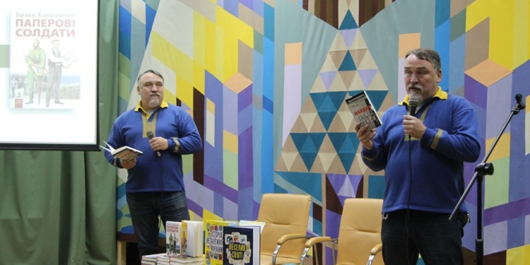 В Миколаєві брати Капранови презентували новий історичний роман «Паперові солдати» (ФОТО)