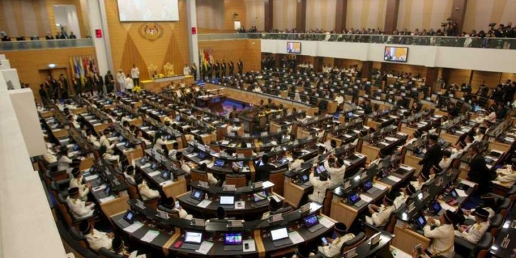 Чтобы улучшить посещаемость: в Малайзии для депутатов прямо в парламенте оборудуют места для сна