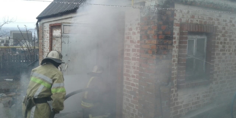 Из-за печки: в Первомайске горела летняя кухня (ФОТО)