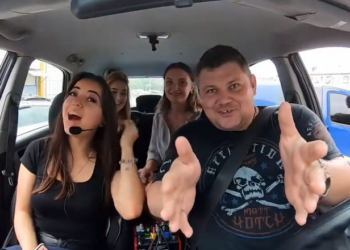 В Виннице появилось караоке-такси, в котором за проезд можно расплатиться песней