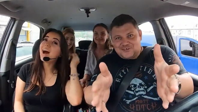 В Виннице появилось караоке-такси, в котором за проезд можно расплатиться песней