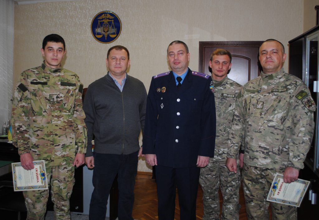 Четверых сотрудников налоговой милиции, вернувшихся из зоны ООС, встретили в ГУ ГФС в Николаевской области (ФОТО) 1