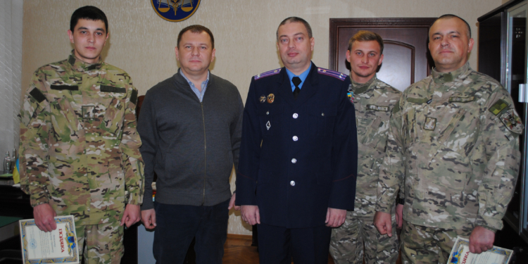 Четверых сотрудников налоговой милиции, вернувшихся из зоны ООС, встретили в ГУ ГФС в Николаевской области (ФОТО)