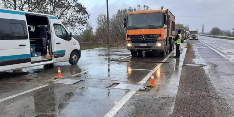 Замкнутый цикл: на Николаевщине дороги разрушает почти то же предприятие, которое их строит, – 8 грузовиков СПМК-17 шли с перегрузом и были задержаны патрульной полицией (ФОТО)