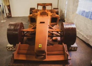В честь 50-летия Шумахера в Италии из шоколада изготовили его Ferrari F2004 в натуральную величину (ФОТО)