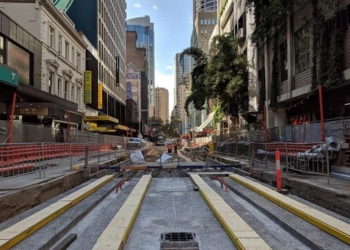 Достал долгострой. Владелец бара пообещал пиво всему Сиднею, если возле его заведения достроят трамвайную линию (ФОТО)