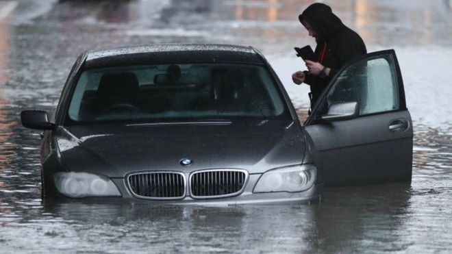 На севере Англии людям пришлось провести ночь в супермаркете из-за вышедшей из берегов реки (ФОТО)