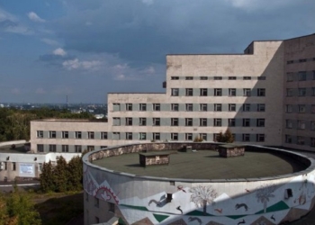 Три девочки выпрыгнули из окна психбольницы Павлова