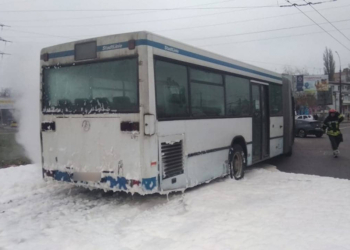 В Николаеве утром у автовокзала загорелся 83-й автобус (ФОТО)