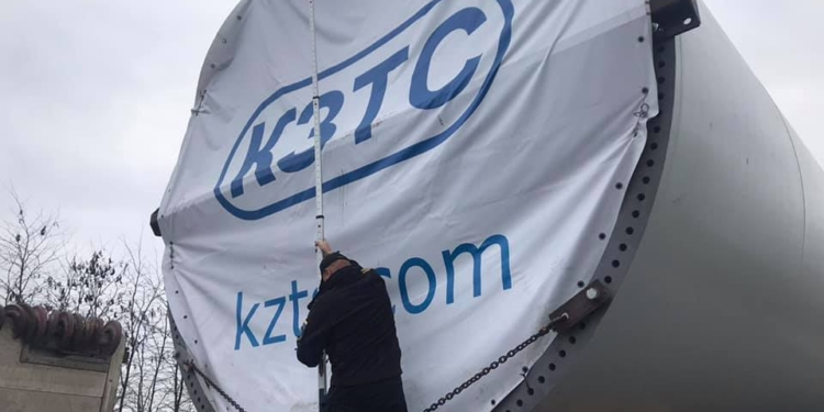 Какие ж после этого будут дороги на Николаевщине? По многострадальной очаковской дороге везли элемент ветроустановки весом свыше 100 тонн (ФОТО)