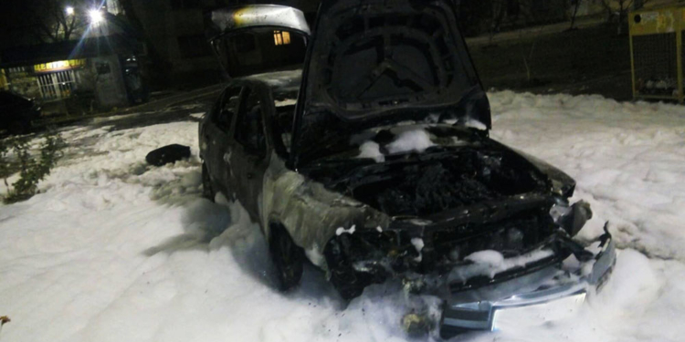 В Николаеве ночью горел автомобиль (ФОТО)