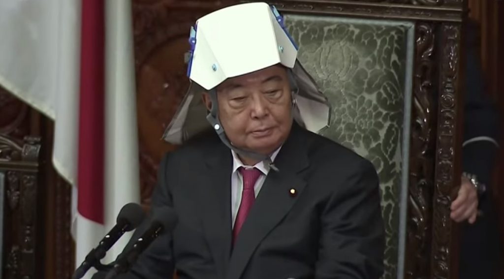 Японские депутаты заседали в шапочках из фольги (ВИДЕО) 1