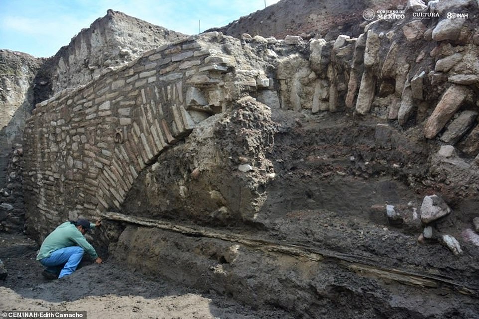 В Мексике строили автобусную остановку и нашли туннель ацтеков (ФОТО, ВИДЕО) 1