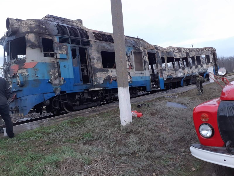 На Николаевщине на ходу загорелся дизельный поезд (ФОТО) 3