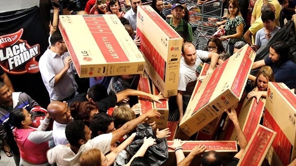 Более 300 производителей одежды призвали отменить Черную пятницу