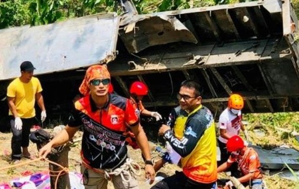 На Филиппинах грузовик упал с обрыва, погибли 19 человек 1