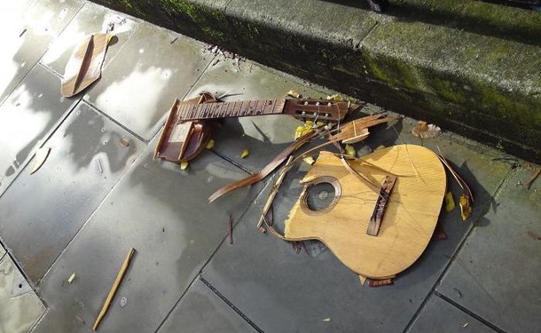 Во Львове уличный музыкант поплатился за русские песни