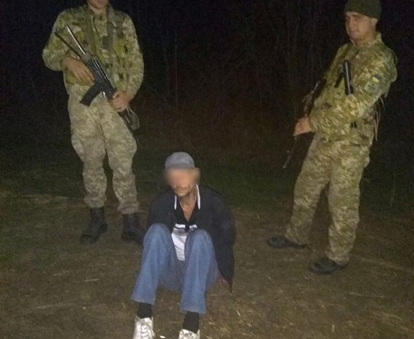 На границе с Молдовой украинского пограничника ударили ножом