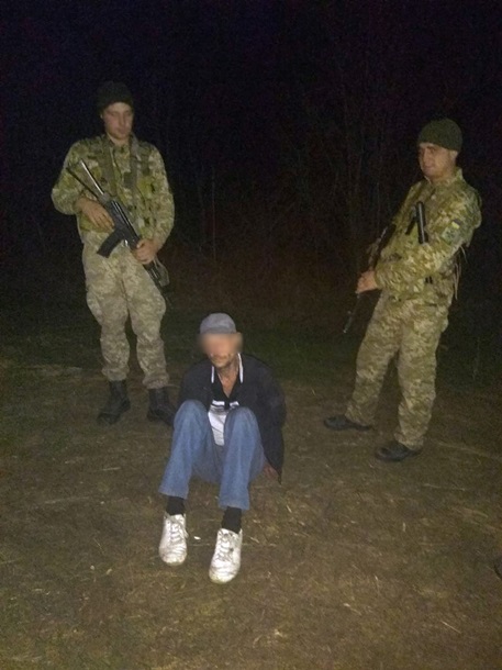 На границе с Молдовой украинского пограничника ударили ножом 1