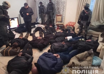 Спецназ штурмовал квартиру в Киеве: 17 задержанных