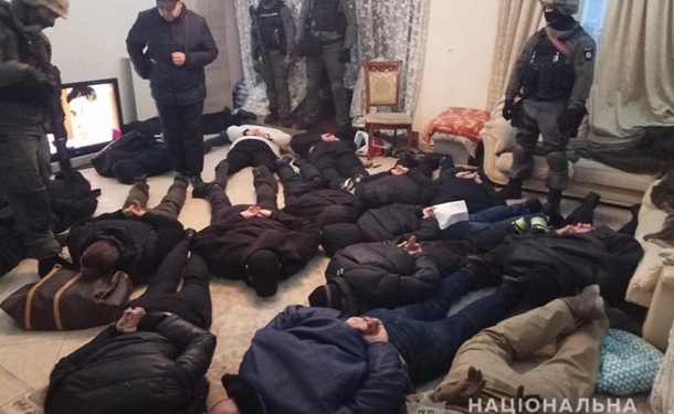 Спецназ штурмовал квартиру в Киеве: 17 задержанных