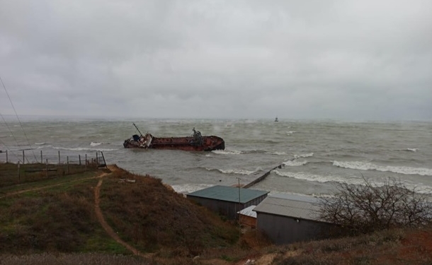 Танкер под Одессой перевернулся, на судно отправили водолазов (ФОТО, ВИДЕО)