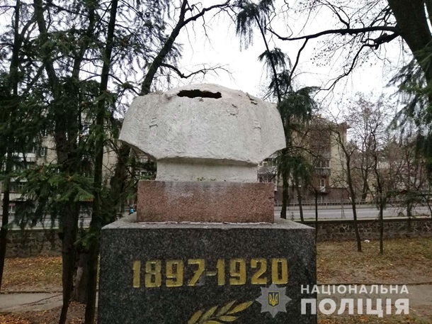 В Ровно украли голову у советского памятника 1