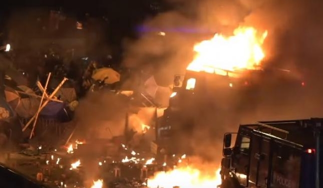 В Гонконге полиция штурмует политехнический институт: протестанты подожгли баррикады и сожгли полицейский броневик (ВИДЕО)