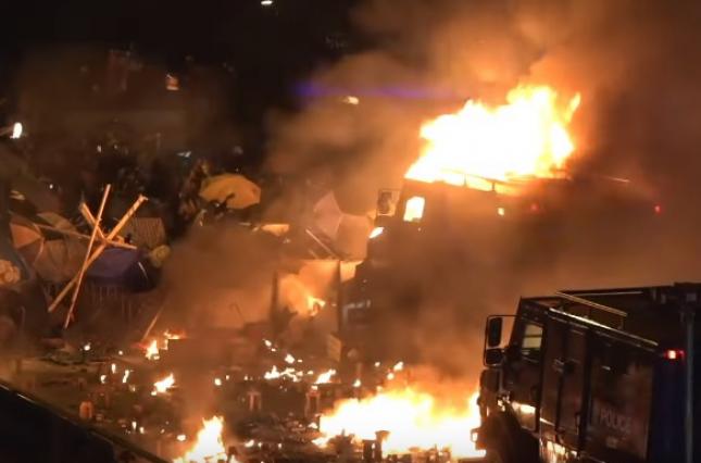 В Гонконге полиция штурмует политехнический институт: протестанты подожгли баррикады и сожгли полицейский броневик (ВИДЕО) 1