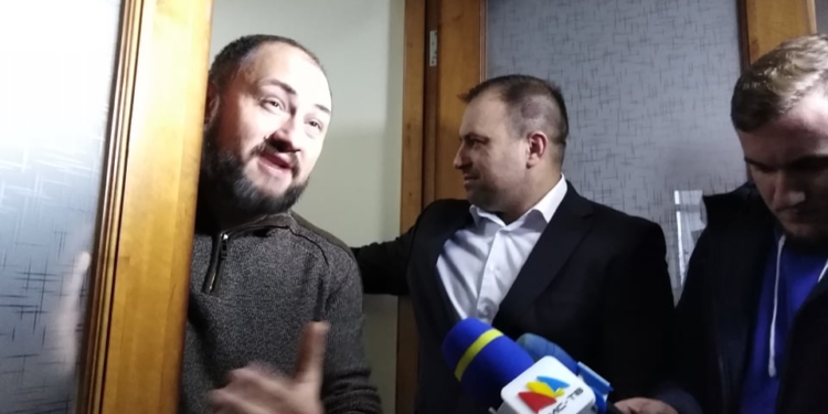 В Николаеве не пускают прессу на сессию облсовета (ФОТО, ВИДЕО)