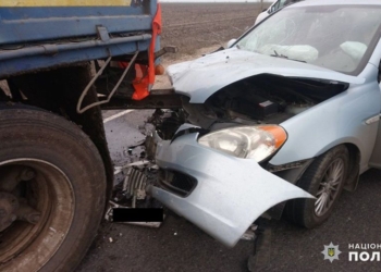 На Николаевщине Hyundai врезался в припаркованный на обочине грузовик – водитель легковушки в больнице (ФОТО)