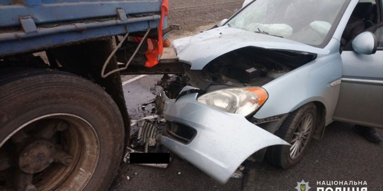 На Николаевщине Hyundai врезался в припаркованный на обочине грузовик – водитель легковушки в больнице (ФОТО)