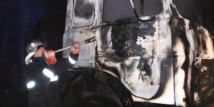 На Николаевщине на ходу загорелась кабина МАЗа, который вез груз подсолнечника (ФОТО)