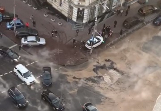 Два провала, заполненные кипятком, глубиной 3 метра и ушедшие под землю автомобили в Киеве (ВИДЕО)