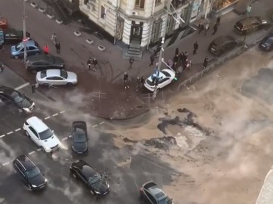 Два провала, заполненные кипятком, глубиной 3 метра и ушедшие под землю автомобили в Киеве (ВИДЕО) 1