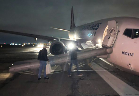 Проехался на пузе: в сеть попало видео с экстренно севшим в Одессе самолетом Turkish Airlines