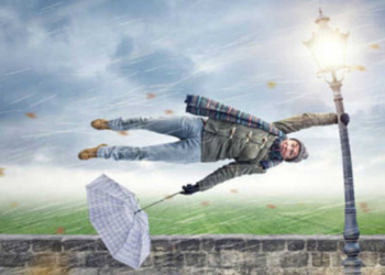 Китаянка решила записать на видео опровержение метеопрогноза – ее унесло ветром (ВИДЕО)