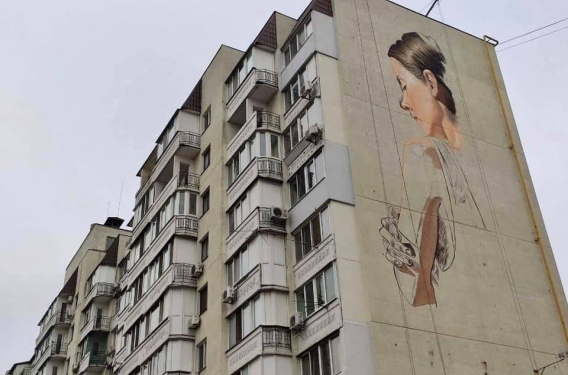 На стене николаевской девятиэтажки дописывают красноречивый мурал с женщиной (ФОТО)