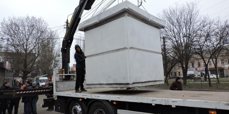 В Николаеве у междугороднего автовокзала начали сносить киоски (ФОТО)