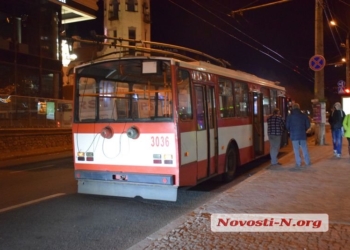 В николаевском троллейбусе умерла пожилая женщина – разрыв тромба (ФОТО)