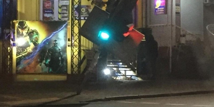 Вандалы погнули светофор на перекрестке Центрального проспекта и Московской (ФОТО)