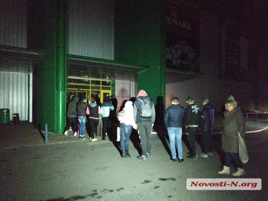 В Николаеве горит крупный торговый центр - эвакуированы десятки покупателей 1
