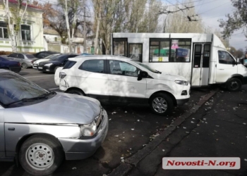 В центре Николаева столкнулись две легковушки и маршрутка (ФОТО)