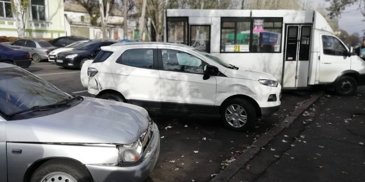 В центре Николаева столкнулись две легковушки и маршрутка (ФОТО)
