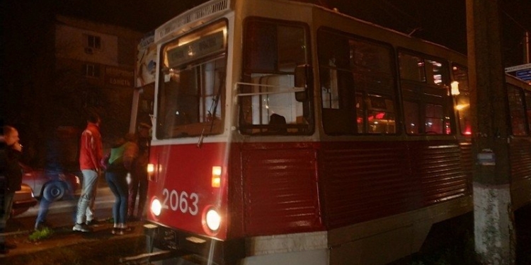 В Николаеве под трамвай попал мужчина. Пострадавшего увезла «скорая» (ФОТО)