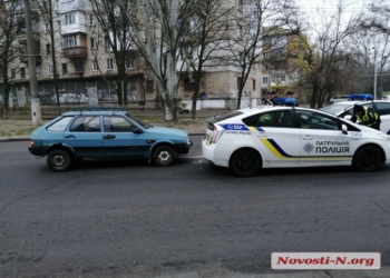 В Николаеве водитель ВАЗа «догнал» полицейский «Приус» (ФОТО)