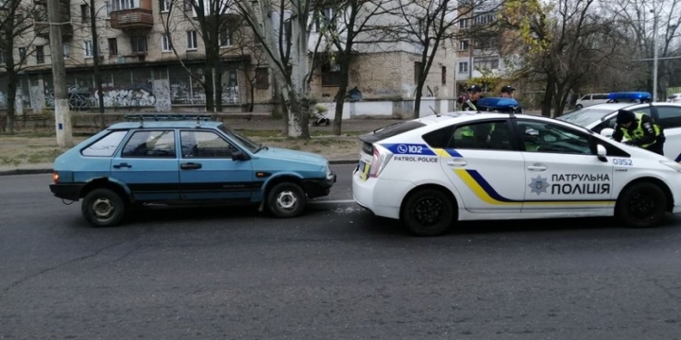 В Николаеве водитель ВАЗа «догнал» полицейский «Приус» (ФОТО)