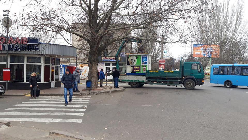 В Николаеве у междугороднего автовокзала начали сносить киоски (ФОТО) 9