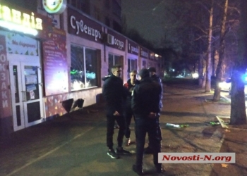 Ночью в центре Николаева прохожие и полицейские разнимали драку. Одного человека увезла «скорая» (ФОТО, ВИДЕО)